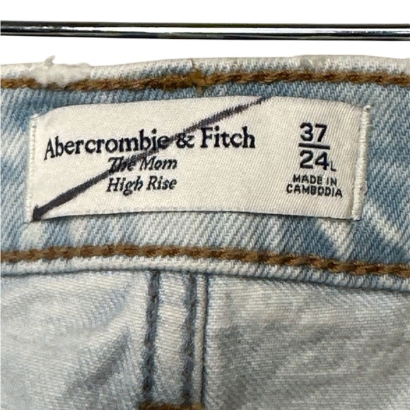 Abercrombie & Fitch the mom high rise Love High Rise Curve light wash 37/24L - Picture 9 of 16